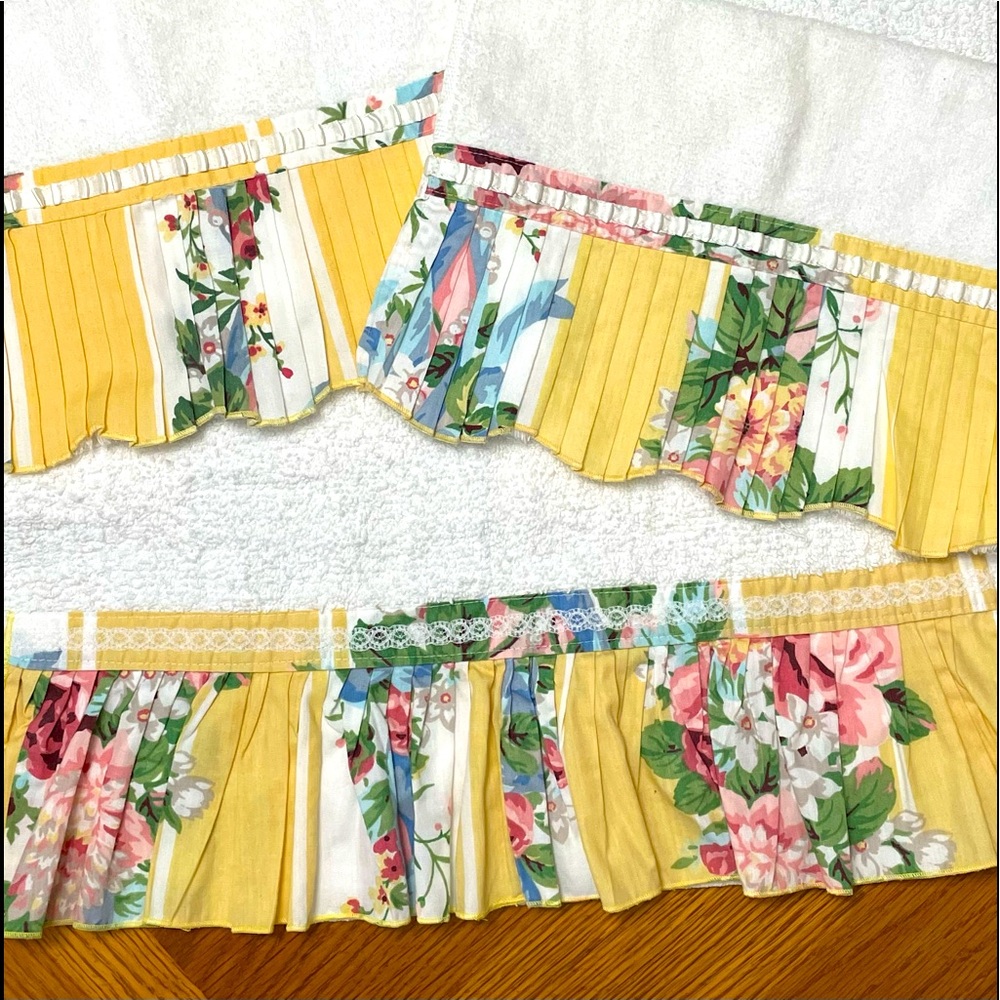 1978 Avanti Decor-Trimmed Towel Set
